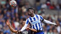Yves Bissouma selalu tampil menjanjikan bersama Brighton & Hove Albion. Kehadirannya di lini tengah khususnya saat menghadapi serangan lawan. Pemain berpaspor Mali tersebut mampu membuat rata-rata tekel dan intersep per 17,9 menit bermain pada musim ini. (AFP/Glyn Kirk)