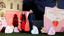 Terdapat pula amplop besar berwarna merah muda dan sebuah kartu dengan pesan, "Happy Valentine Days! XOXO, Jill." (Anna Moneymaker/Getty Images North America/Getty Images Via AFP)