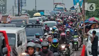 Empat titik lokasi di Jalur Pantura ruas Kabupaten Bekasi menjadi simpul kemacetan arus mudik Lebaran 2023. (Liputan6.com/Angga Yuniar)