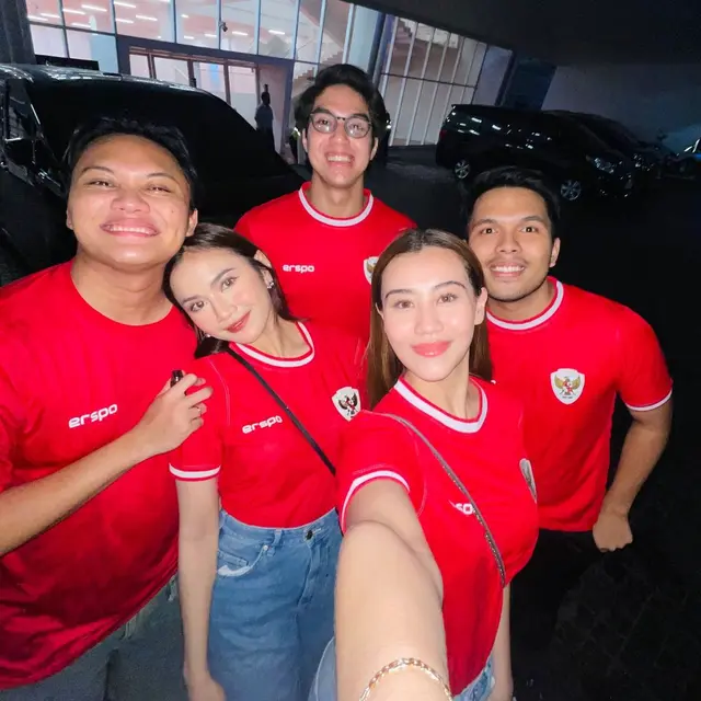 Potret 6 Pasangan Artis Nonton Indonesia Vs Filipina, Kompak Pakai Jersey Merah