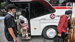 Pemudik turun dari bus antarkota antarprovinsi (AKAP) setibanya di Terminal Kampung Rambutan, Jakarta, Minggu (23/5/2021). Kementerian Perhubungan memprediksi puncak arus balik Lebaran 2021 terjadi pada hari ini usai larangan mudik pada 6-17 Mei lalu berakhir. (merdeka.com/Iqbal S Nugroho)