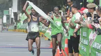 Pelari asal Kenya, Kennedy Lilan (kanan), berhasil menjuarai MILO Jakarta International 10K 2017 di kategori 10K Open International Putra dengan catatan waktu 29 menit 34 detik. (dok.Image Dynamics)