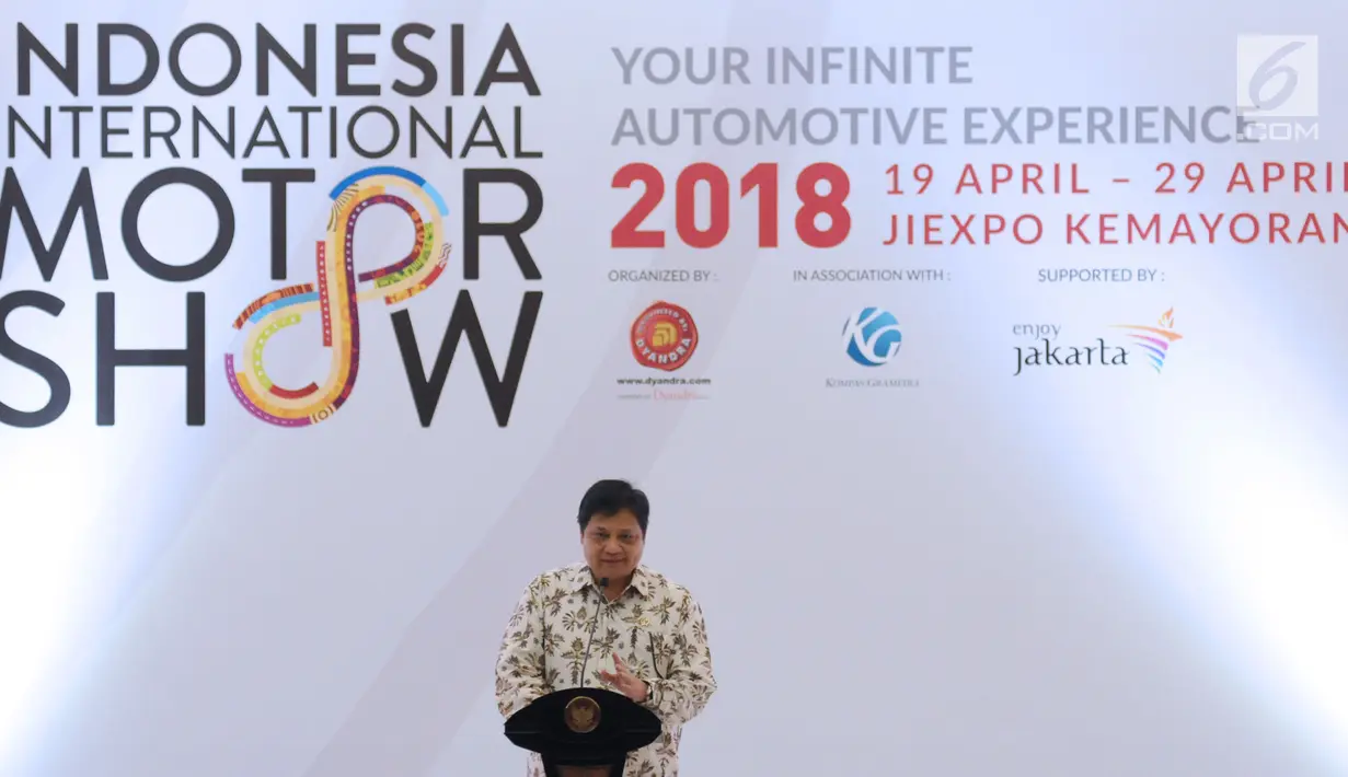 Menteri Perindustrian Airlangga Hartarto memberi sambutan pembuka Indonesia International Motor Show 2018 di JIExpo, Jakarta, Kamis (19/4). IIMS 2018 diselenggarakan hingga 29 April mendatang. (Liputan6.com/Helmi Fithriansyah)