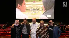 Ketua KPU Arief Budiman (kedua kanan) bersama dengan anggota KPU, Ilham Saputra,Wahyu Setiawan, Evi Novida Ginting Manik dan Viryan berfoto sebelum nobar film perdana, Suara April di Jakarta, Jumat (15/3). (Liputan6.com/Johan Tallo)
