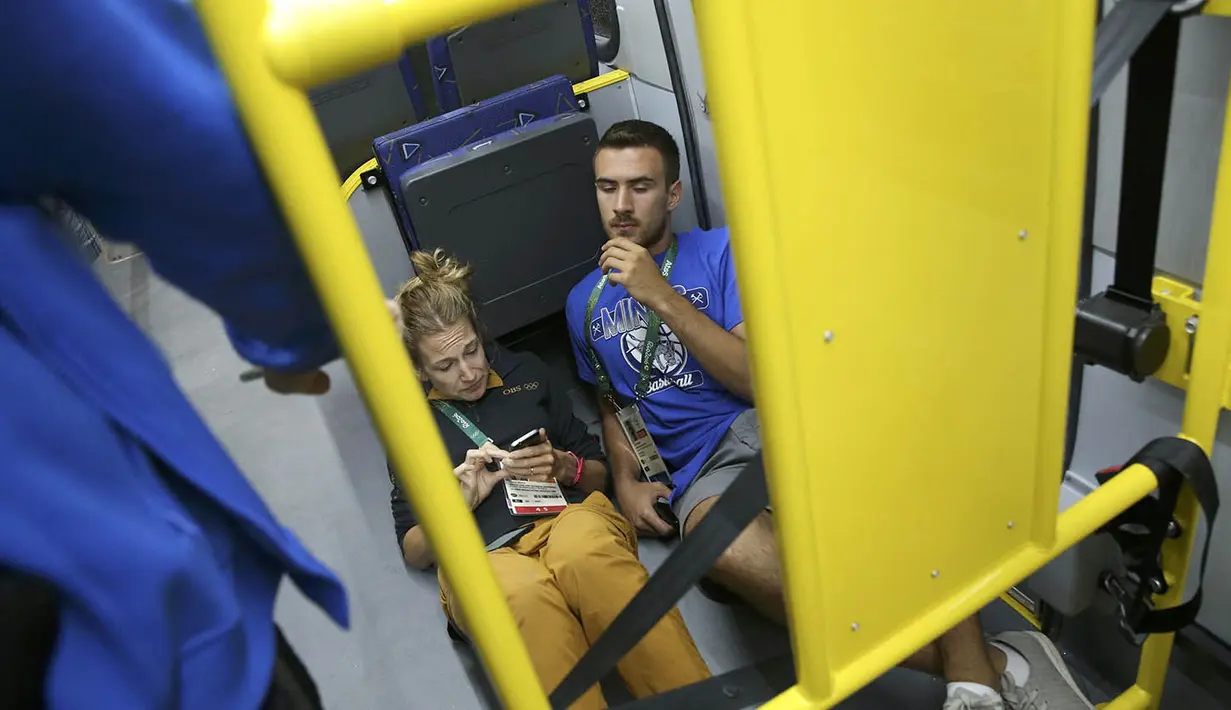 Dua orang dilaporkan cedera, namun tidak ada korban jiwa maupun luka serius dalam insiden peluru nyasar yang menerjang bus pengangkut jurnalis peliput Olimpiade 2016 Rio de Janeiro. (Reuters/Shannon Stapleton)