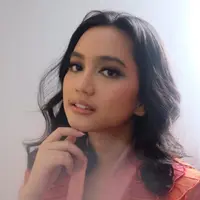 Kini, setelah sukses membintangi film NKCTHI, para penggemar pun tengah menanti-nanti karya terbaru dari Rachel. Sebentar lagi ia akan membintangi film bertajuk 'Mencuri Raden Saleh' besutan sutradara Angga Dwimas Sasongko. (Liputan6.com/IG/auroramanda95)