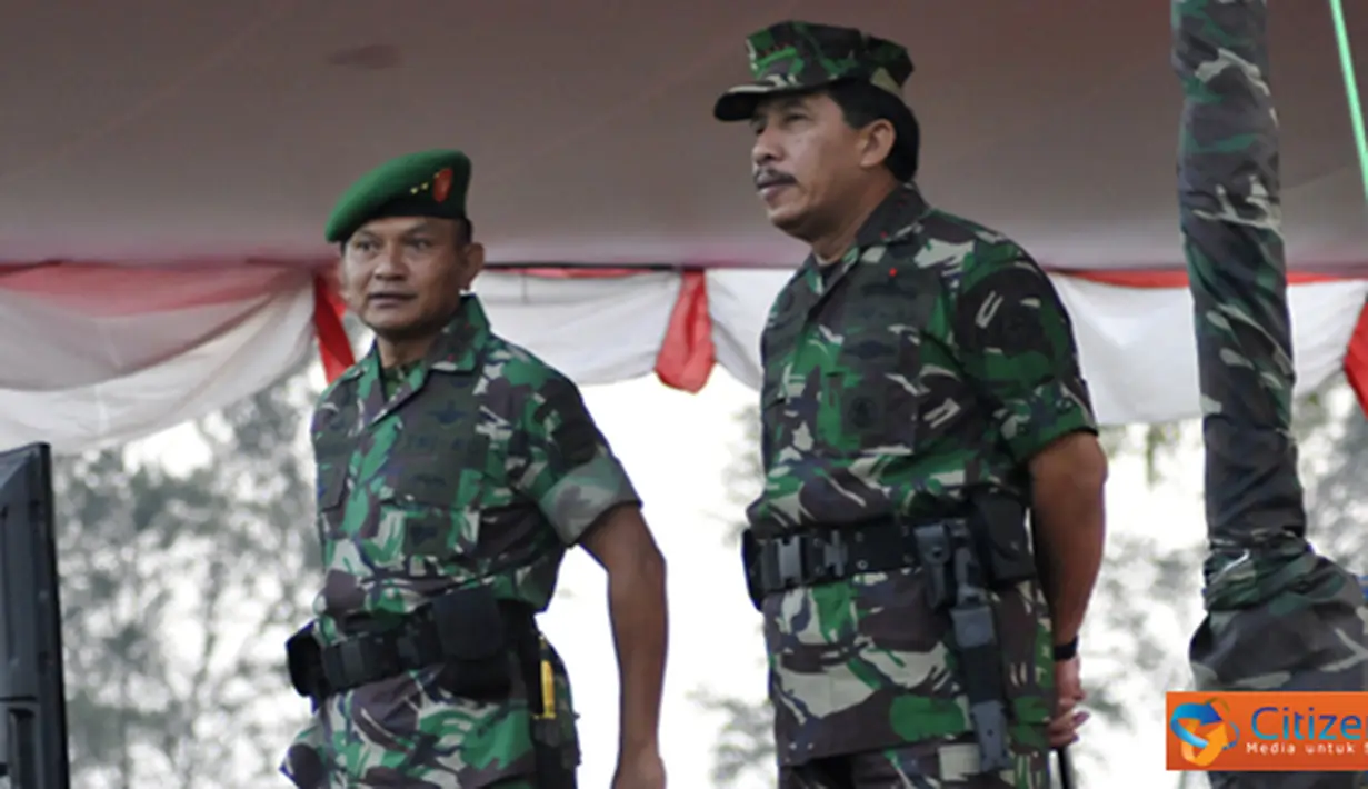 Citizen6, Riau: Panglima TNI Laksamana TNI Agus Suhartono menyaksikan penerjunan para prajurit TNI yang tengah melakukan Latihan Gabungan PPRC di Natuna Kepulauan Riau, Selasa (4/9). (Pengirim: Badarudin Bakri).