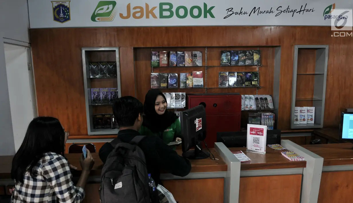 Kasir melayani pengunjung yang berbelanja di pasar buku Jakbook di Pasar Kenari, Jakarta Pusat, Selasa (30/4/2019). Pasar buku murah yang buka dari pukul 08.00 WIB-17.00 WIB ini menjual sejumlah buku, mulai dari buku bacaan hingga pengetahuan, layaknya toko buku. (merdeka.com/Iqbal S. Nugroho)