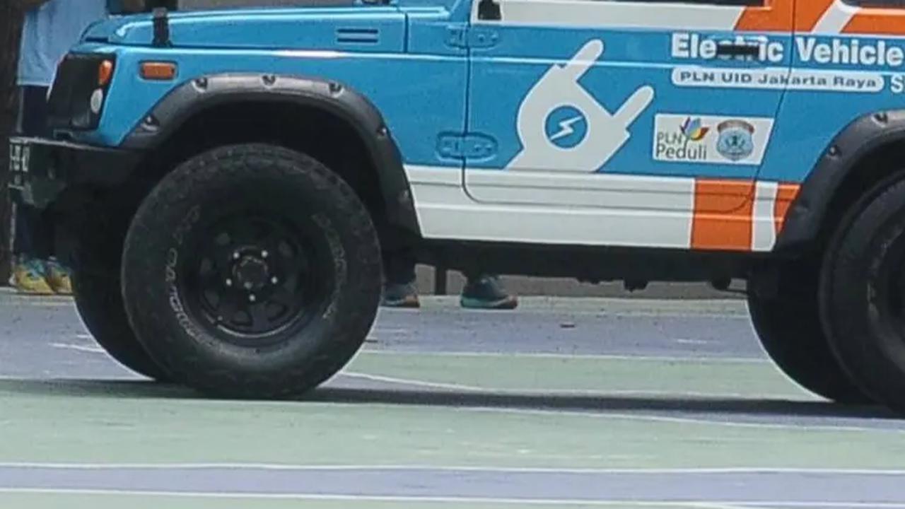 Mobil bertipe jip buah karya hasil konversi pelajar SMK Jakarta saat diuji coba.