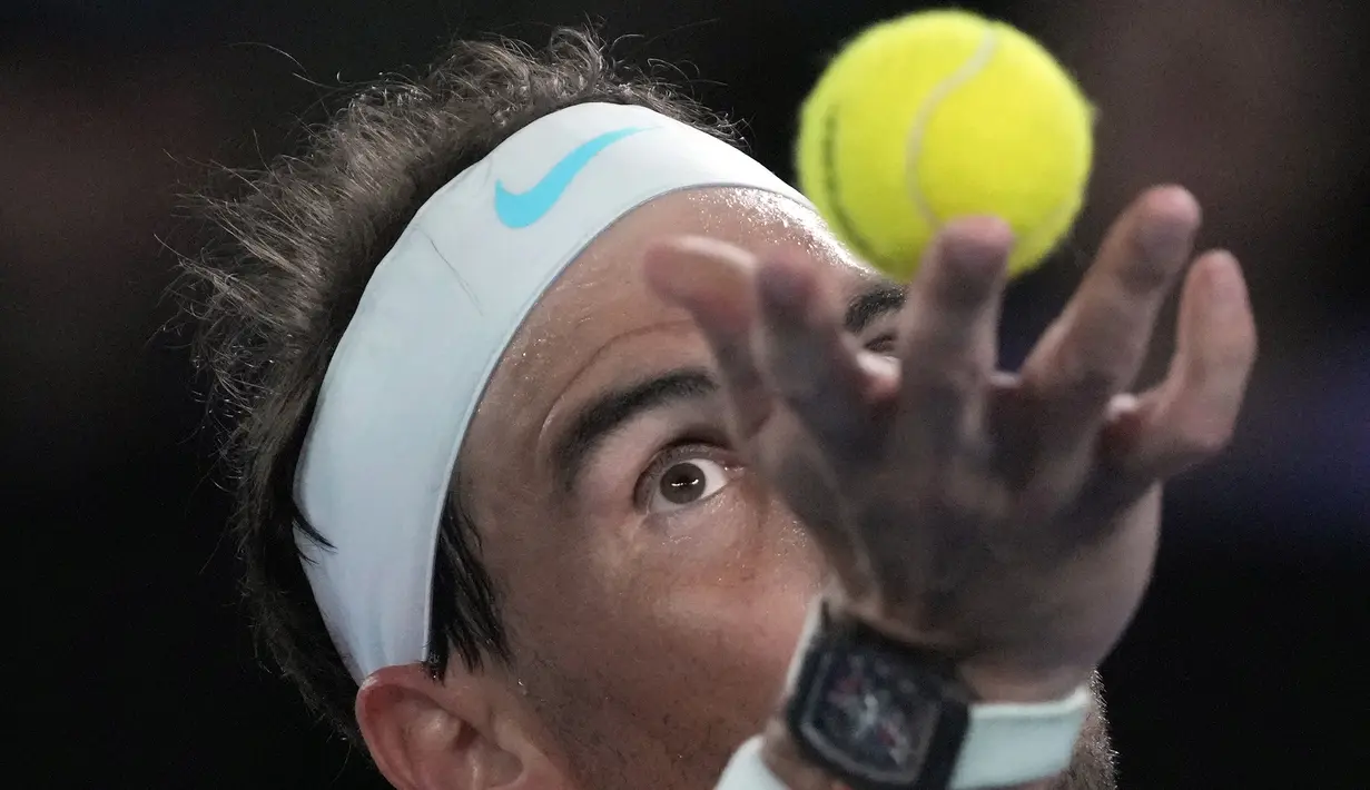 Namun Rafael Nadal tetap berusaha melanjutkan pertandingan dan pantang untuk menyerah, apalagi ia menyandang status sebagai juara bertahan. (AP Photo/Dita Alangkara)