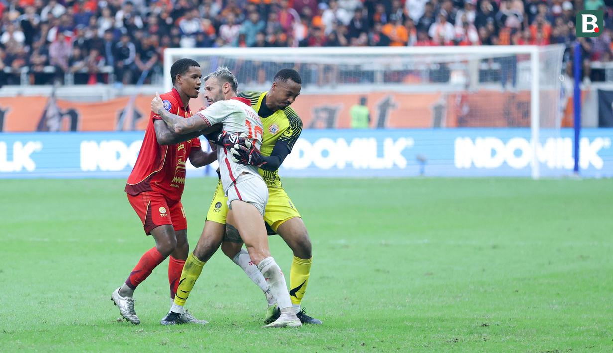 <p>Pemain Malut United, Tyronne del Pino, dipaksa keluar lapangan oleh pemain Persija Jakarta pada laga pekan ke-3 BRI Super League di Jakarta International Stadium, Sabtu (23/8/2025) sore WIB. (Bola.com/M. Iqbal Ichsan)</p>
