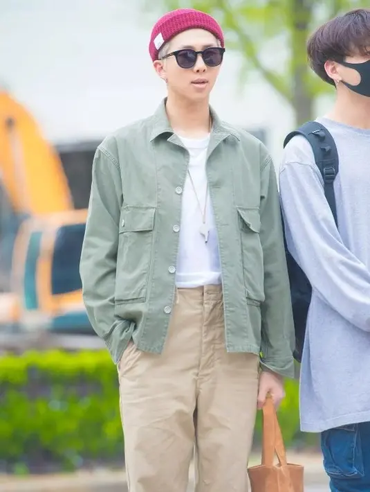 Kemeja hijau Army juga dikenakan Namjoon BTS sebagai luaran, dipadukan dengan tshirt puith dan pants warna khaki. Dok. Pinterest