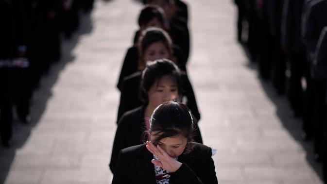 Sejumlah wanita bahkan menangis dan terlihat mengusap air mata menghadiri perayaan ulang tahun bapak pendiri bangsa Korut (AFP)