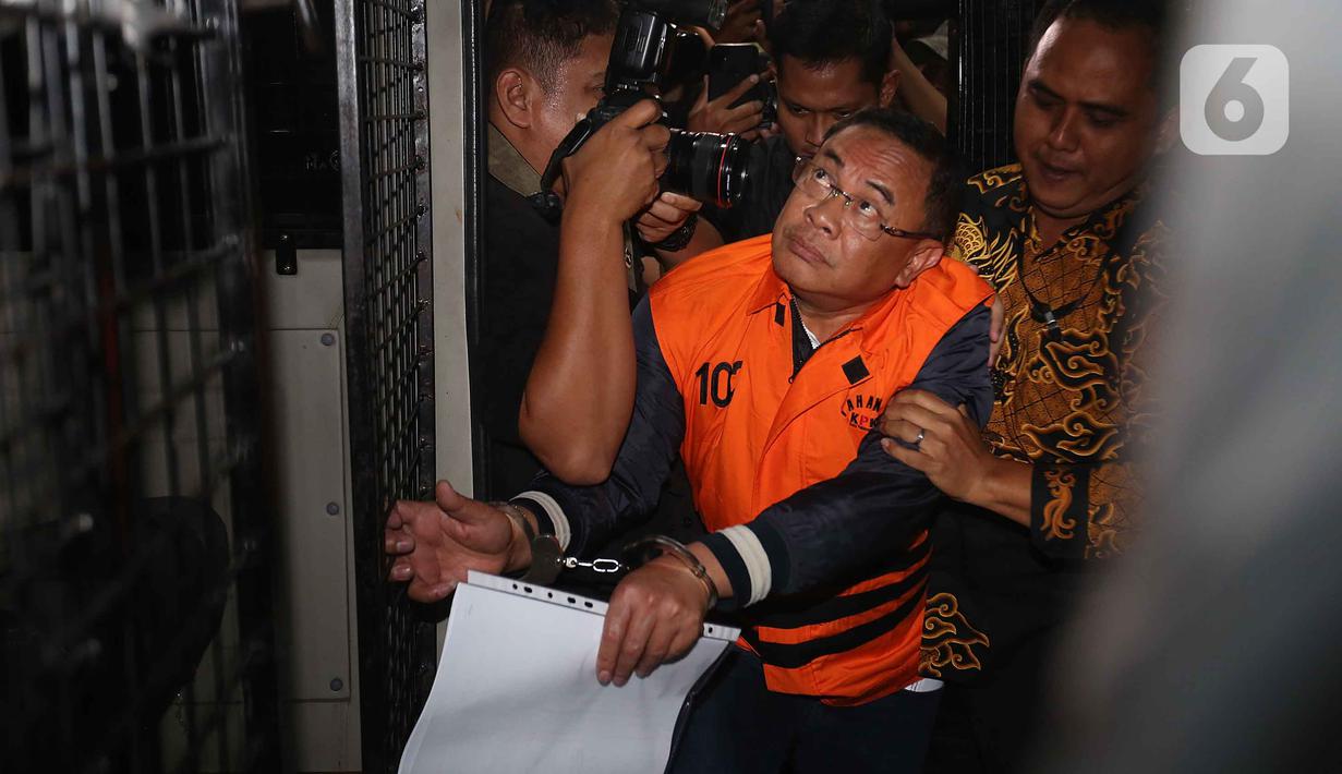 Bupati Pati, Sudewo dikawal petugas sesaat memasuki ke dalam mobil tahanan usai menjalani pemeriksaan intensif di Gedung Merah Putih Komisi Pemberantasan Korupsi (KPK), Jakarta, Selasa (20/1/2026). (Liputan6.com/Helmi Fithriansyah)