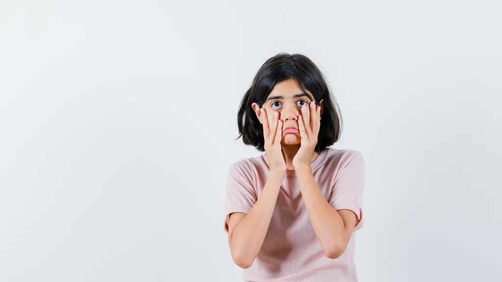 Ketika rasa takut pada anak muncul, orangtua biasanya mencoba untuk menenangkan dan menghibur. (Foto/dok: Freepik/8photo)