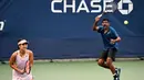 Petenis India, Rohan Bopanna (kanan) yang berpasangan dengan petenis Indonesia, Aldila Sutjiadi berusaha mengembalikan bola ke arah pasangan Barbora Krejcikova/Matthew Ebden dalam laga perempat final turnamen tenis Grand Slam US Open 2024 di court 5 USTA Billie Jean King National Tennis Center, New York City, Amerika Serikat, Selasa (3/9/2024) dini hari WIB. (USopen.org/Rhea Nall)