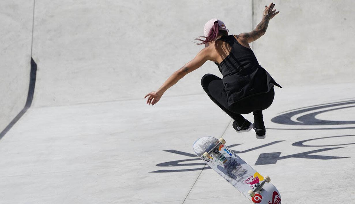 Skater Brasil, Leticia Bufoni, saat beraksi pada  Kejuaraan dunia skateboard jalanan di Roma, Jumat (4/6/2021). Ajang tersebut merupakan kualifikasi untuk Olimpiade Tokyo 2020. (AP/Alessandra Tarantino)