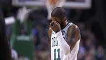 Pemain Boston Celtics, Kyrie Irving (11) kecewa setelah gagal mencetak poin saat melawan New Orleans Pelicans pada laga NBA basketball game di TD Garden, Boston, (16/1/2018). Celtics kalah 113-116. (AP/Charles Krupa)