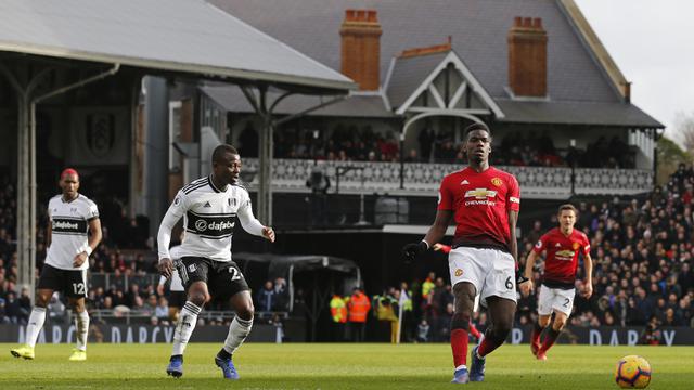 Gelandang Manchester United, Paul Pogba, melepas umpan saat melawan Fulham. (AFP/Ian Kington)