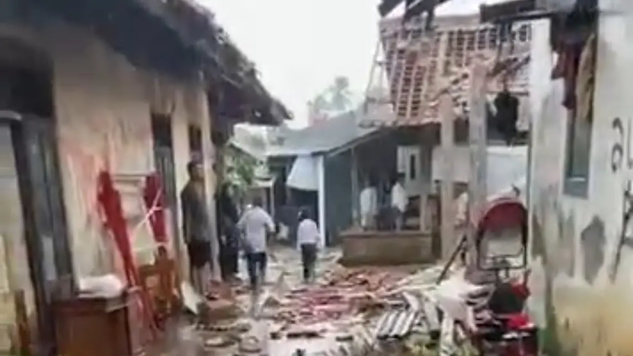 Rumah warga di Ciseeng Bogor porak-poranda di terjang angin kencang, Selasa (18/11/2025).