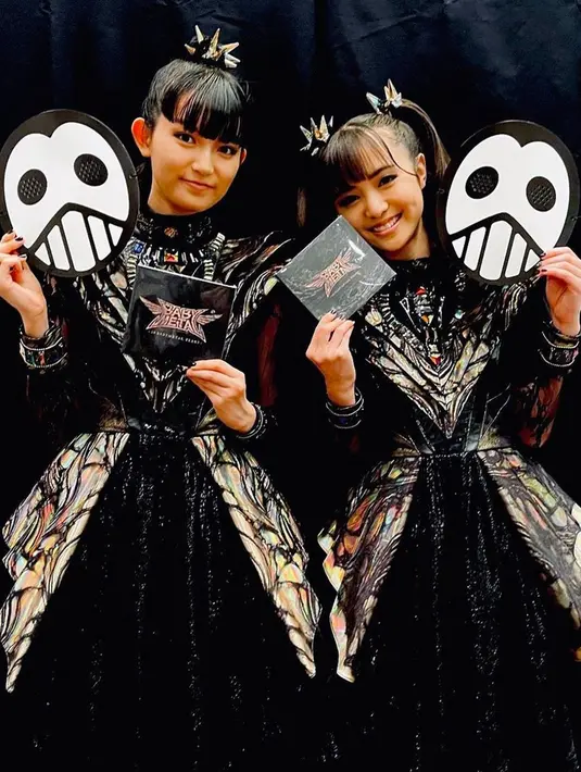 Hengkangnya Yui Mizuno karena alasan kesehatan membuat Babymetal bertahan dengan dua anggota. Meski beraliran musik metal, namun penampilan Suzuka Nakamoto yang dikenal dengan Su-Metal dan Moa Kikuchi atau Moa Metal tetaplah imut. (Liputan6.com/IG/@babymetal_official)