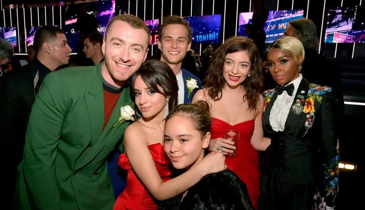 Dalam sebuah grup foto, terlihat Sam Smith pun hadir dan berpose bersama dengan Brandon Flynn. (LESTER COHEN/GETTY IMAGES FOR NARAS)
