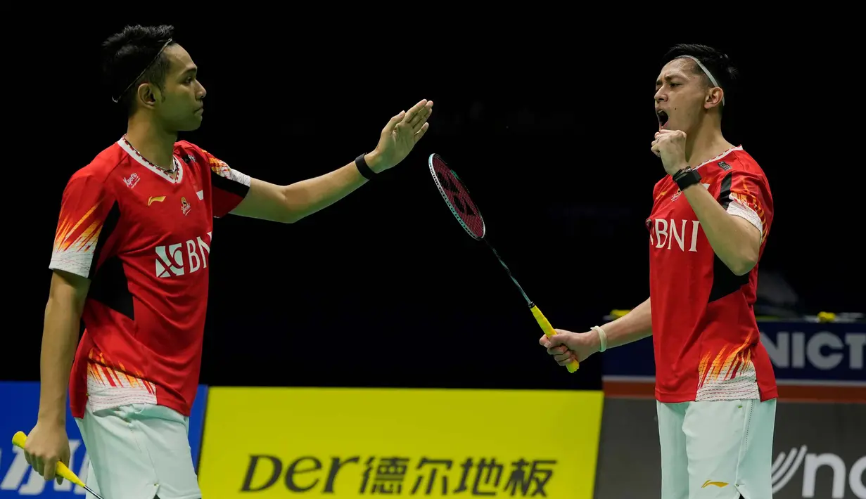Di ganda putra, Fajar Alfian/M Rian Ardianto berhasil menumbangkan pasangan Chinese Taipei, Lee Yang/Wang Chi Lin dalam permainan ketat sepanjang tiga set 16-21, 21-19, dan 21-18. (AP Photo/Ng Han Guan)