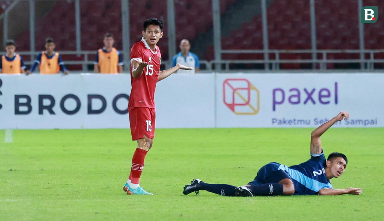 Pemain Guatemala, Julio Garcia Ramirez, terjatuh saat melawan Timnas Indonesia U-20 pada laga turnamen mini di Stadion Utama Gelora Bung Karno (SUGBK), Selasa (21/2/2023). Indonesia takluk 0-1 dari Guatemala. (Bola.com/M Iqbal Ichsan)