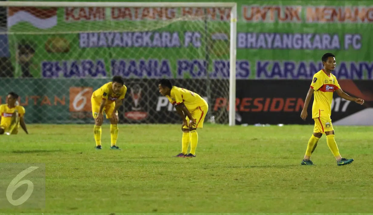 Pemain Bhayangkara FC tertunduk usai dikalahkan Semen Padang di babak 8 besar Piala Presiden 2017 di Stadion Manahan, Solo, Minggu (26/2). Semen Padang unggul 1-0. (Liputan6.com/Helmi Fithriansyah)