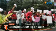 Berbekal sejumlah poster berisikan tuntutan beberapa mantan karyawan bergantian menyampaikan orasi.