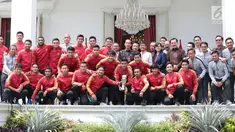 Presiden Joko Widodo (Jokowi) berfoto bersama pemain dan ofisial Timnas U-22 Indonesia di Istana Merdeka, Jakarta, Kamis (28/2). Timnas Indonesia U-22 baru saja mengharumkan nama negara, usai menjuarai Piala AFF U-22 2019. (Liputan6.com/Angga Yuniar)