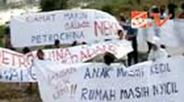 Ratusan warga Perumahan Gresik Kota Baru, Kabupaten Gresik, Jatim, berdemo menolak eksplorasi sumur migas. Dalam aksinya warga mengelar aksi tanda tangan menolak proyek eksplorasi tersebut. 