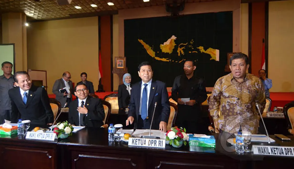Ketua DPR Setya Novanto (kedua kanan) didampingi Wakil Ketua DPR Fachri Hamzah (kanan), Fadli Zon (kedua kiri) dan Taufik Kurniawan (kanan) berbincang sebelum rapat antara DPR dengan empat menko di Jakarta, Selasa (3/1). (Liputan6.com/Andrian M Tunay)