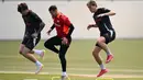 Jelang laga final Liga Europa 2024/2025 melawan Tottenham Hotspur, Manchester United (MU) menggelar sesi latihan terbuka. (Oli SCARFF/AFP)