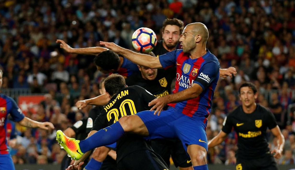 Duel antara pemain Barcelona dan Atletico Madrid dalam laga pekan kelima La Liga Spanyol musim ini yang berlangsung di Camp Nou, Kamis (22/9/2016) dini hari WIB. (Reuters/Albert Gea)