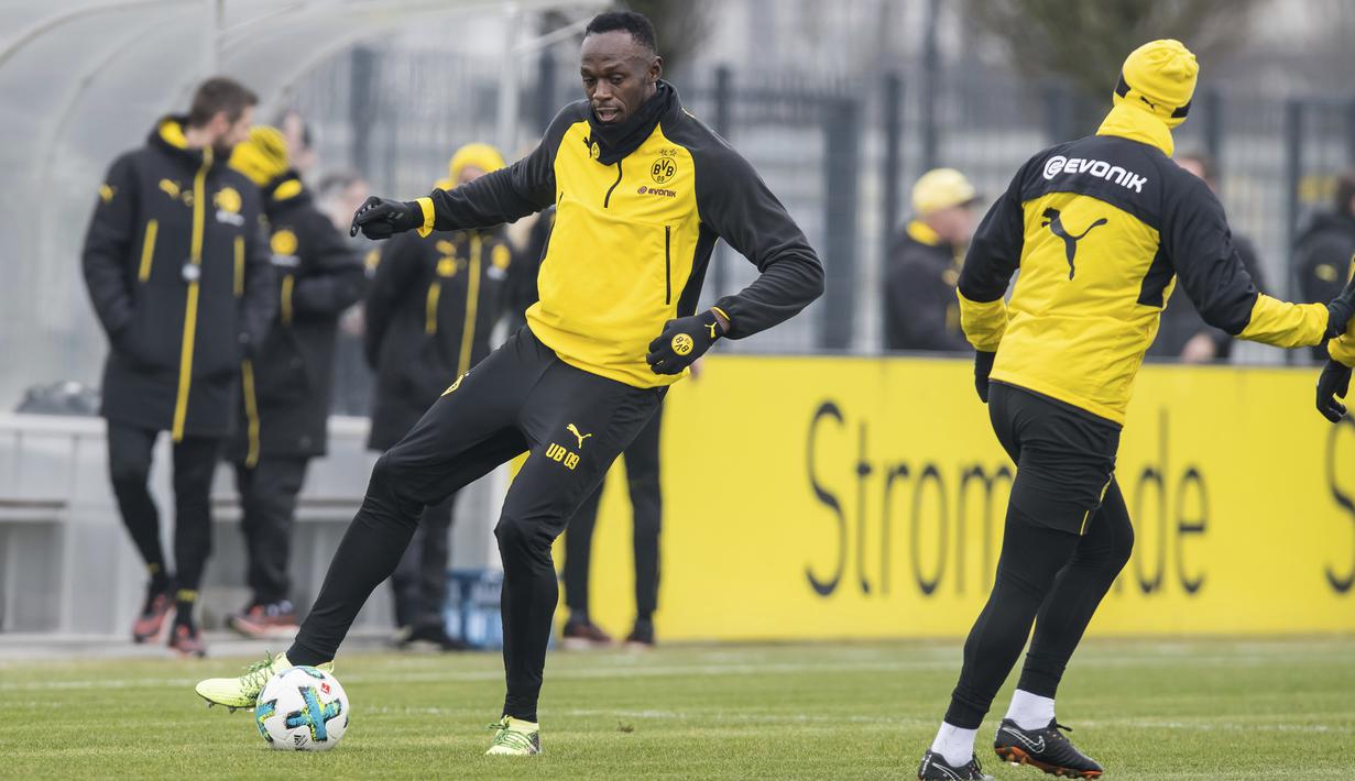 Aksi Usain Bolt mengontrol bola saat latihan bersama Borussia Dortmund Dortmund di Dortmund, Jerman, (23/3/2018). Bolt pensiun dari dunia atletik usai Kejuaraan Dunia 2017. (Guido Kirchner/dpa via AP)