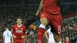 Pemain Liverpool, Mohamed Salah berselebrasi setelah mencetak gol ke gawang Maribor pada laga lanjutan Grup E Liga Champions di Anfield, Kamis (2/11). Pasukan The Reds mengunci kemenangan dengan skor 3-0 dalam laga tersebut. (AP/Rui Vieira)