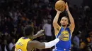 Pemain Golden State Warriors, Stephen Curry melepaskan tembakan saat dihadang pemain LA Lakers, Julius Randle (kiri) pada laga NBA preseason di Valley View Casino Center, San Dieg, Kamis (20/10/2016). (Reuters/Jake Roth-USA TODAY Sports)