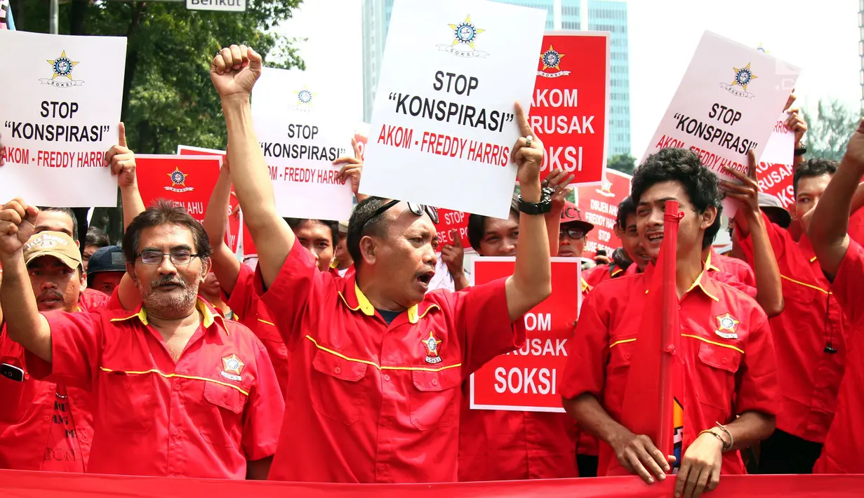 Massa SOKSI kubu Ali Wongso Sinaga melakukan aksi di Ditjen AHU Kemenkumham, Jakarta, Kamis (14/9). Massa mengajak pengurus SOKSI kubu Ade Komarudin melakukan rekonsiliasi agar kemelut dualisme kepemimpinan dapat terselesaikan. (Liputan6.com/Johan Tallo)