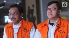Gubernur Kepulauan Riau (Kepri) nonaktif Nurdin Basirun (kiri) dan Pemegang saham Mayoritas PT Bintuni Energi Persada (BEP), David Manibui (kanan) berjalan keluar usai menjalani pemeriksaan lanjutan di Gedung KPK, Jakarta, Jumat (25/10/2019). (merdeka.com/Dwi Narwoko)