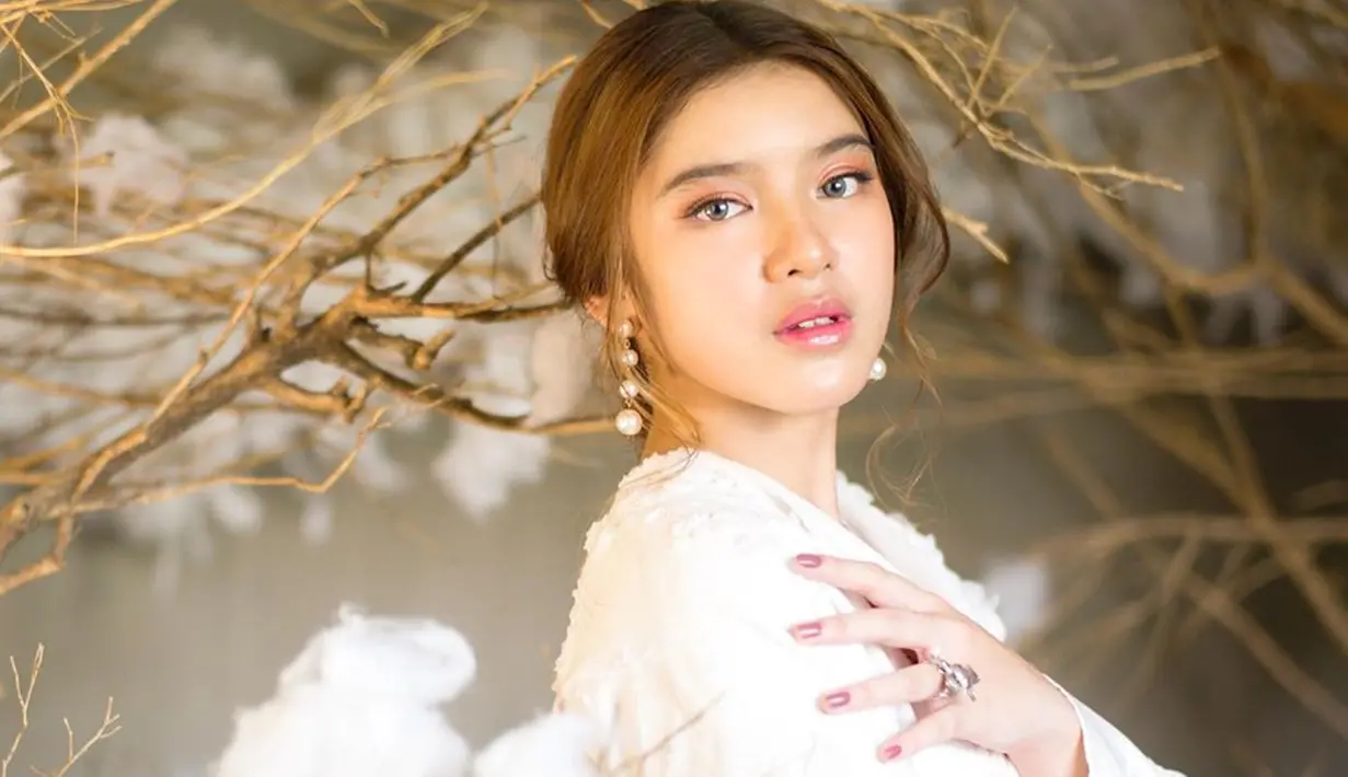 Meski tak jadi juara pertama, pemilik nama lengkap Tiara Anugrah Eka Setyoandini itu tetap jadi juara di hati penggemar. Sosoknya kian tenar di jagat hiburan Tanah Air. Bukan hanya tampil di atas panggung, ia juga menjalani berbagai pemotretan. (Liputan6.com/IG/@dierabachir)