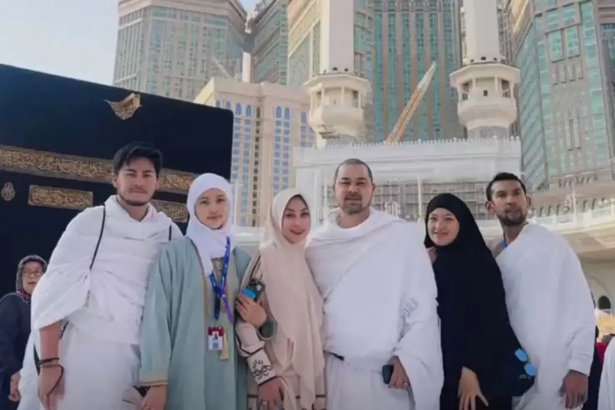 Momen Annisa Trihapsari Umrah Bareng Anak dan Menantu