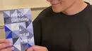 Untuk punya buku nikah bareng, tampaknya nanti dulu. Sementara ini Dee bisa memberi buku untuk hadiah ulang tahun Tyo. [Instagram.com/deeadnan]