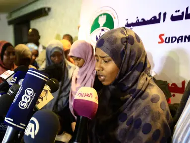 Seorang wanita anggota ISIS asal Sudan memberi keterangan kepada wartawan setelah dipulangkan dari Libya ke negaranya, Khartoum, Sudan, Rabu (4/4). Sebelumnya mereka bergabung dengan ISIS tiga tahun lalu. (ASHRAF SHAZLY/AFP)