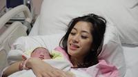 Ekspresi Aliya Rajasa menatap bayinya yang baru lahir. (Instagram Ani Yudhoyono)