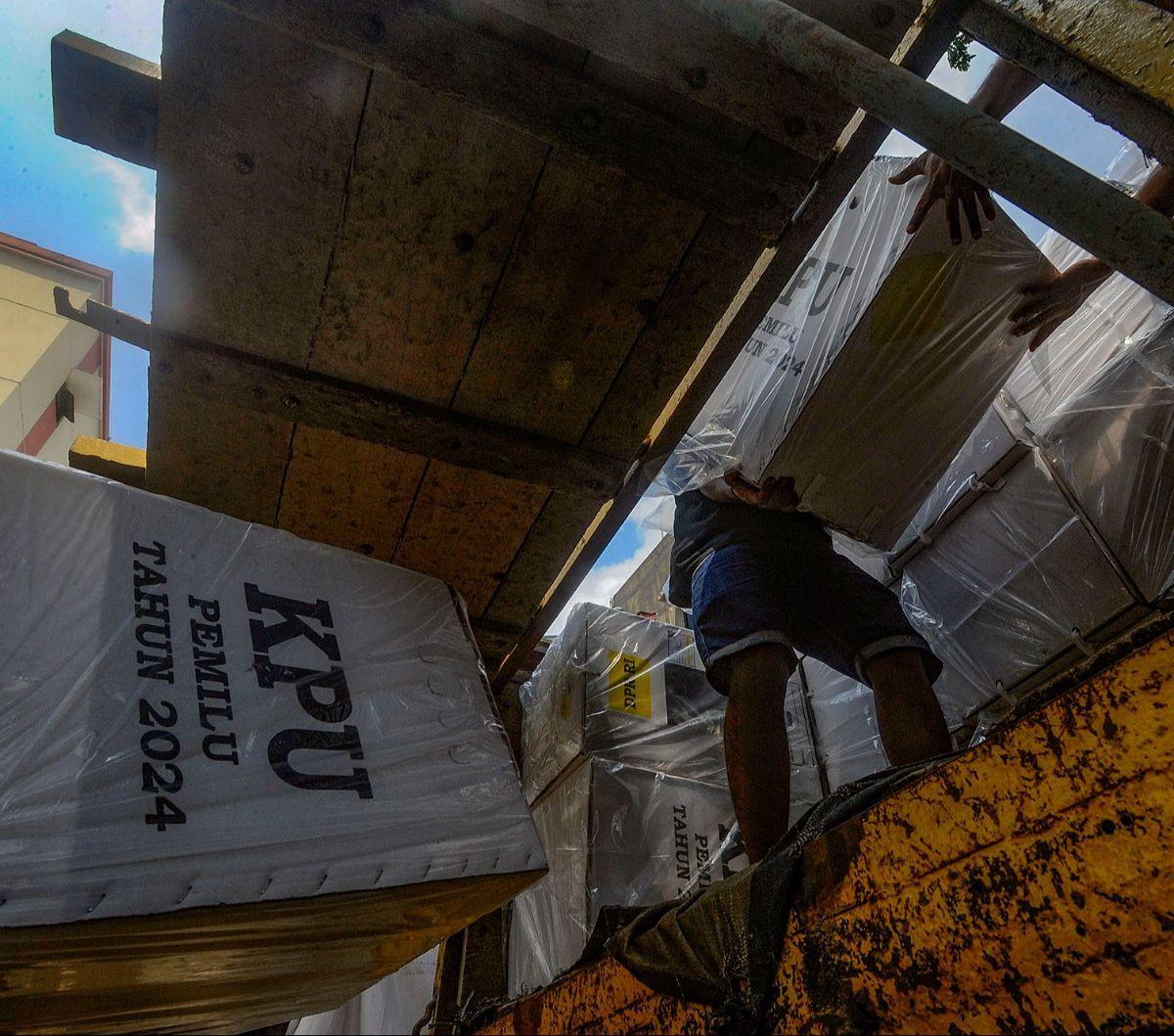 Pekerja menaikkan logistik Pemilu 2024 ke atas truk di gudang logistik Pemilu 2024 Kota Tangerang Selatan, Serpong, Kota Tangerang Selatan, Banten, Kamis  (1/2/2024). KPU Kota Tangerang Selatan mulai mendistribusikan logistik pemilu ke Panitia Pemilihan K
