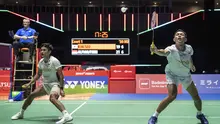 Ganda putra Indonesia Fajar Alfian dan Muhammad Shohibul Fikri melakukan pengembalian bola melawan ganda putra Korea Selatan Kim Won-ho dan Seo Seung-jae selama pertandingan final ganda putra turnamen bulu tangkis Japan Open di Tokyo Gymnasium, Tokyo, pada 19 Juli 2026. (AFP/  Yuichi Yamazaki)