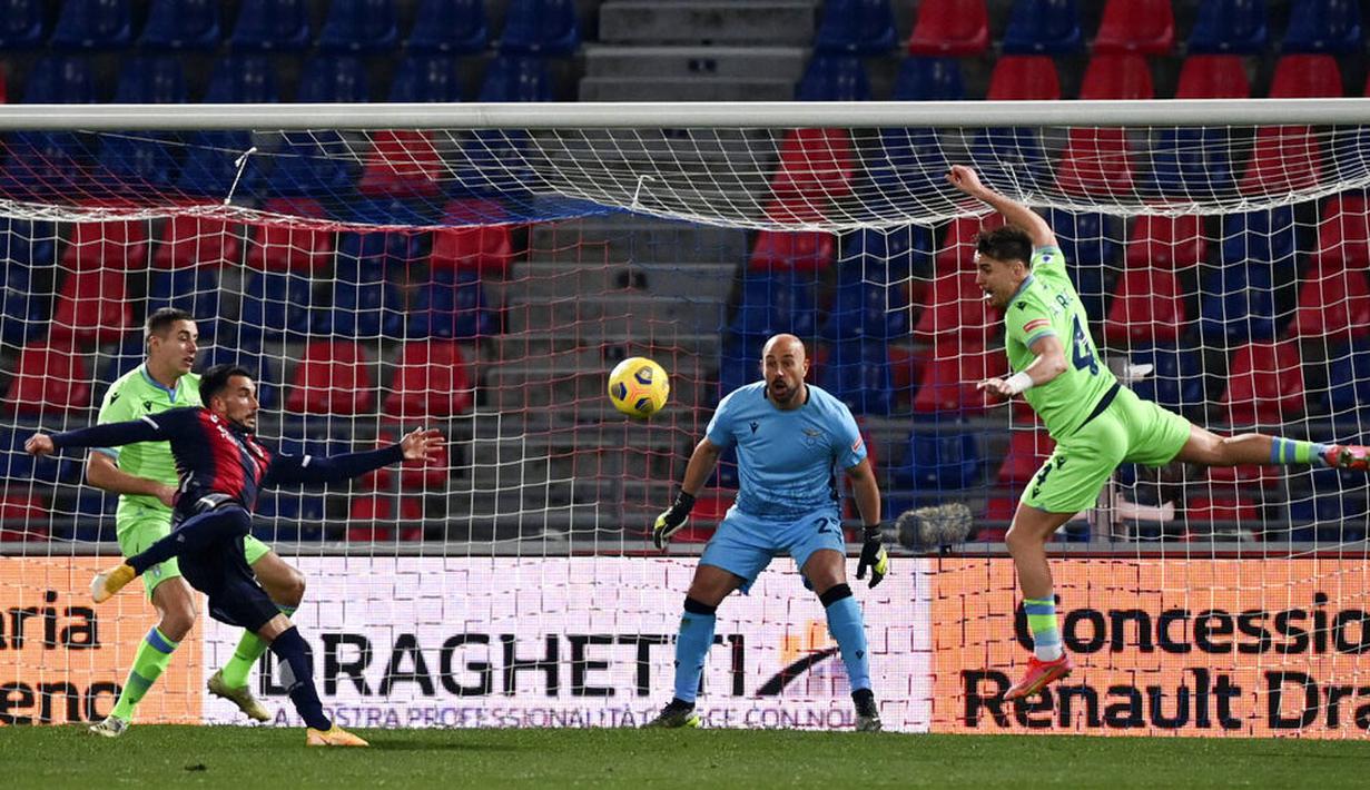 Pemain Bologna, Nicola Sansone, mencetak gol ke gawang Lazio pada laga Liga Italia di Stadion Renato Dall’Ara, Minggu (28/2/2021). Lazio takluk dengan skor 2-0. (Massimo Paolone/LaPresse via AP)