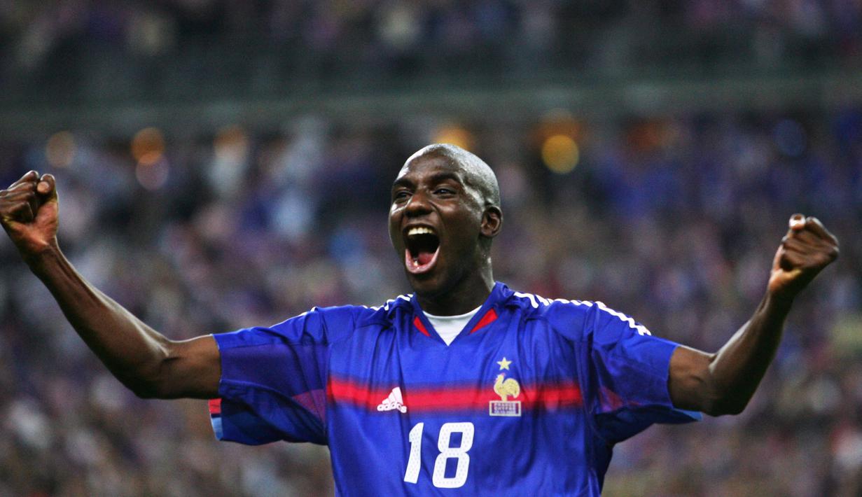 Alou Diarra bergabung ke Bayern Munchen saat berusia 18 tahun. Hal tersebut membuatnya lebih sering dimainkan di tim muda Die Rotten. Dua musim berselang, ia kemudian dilepas secara gratis ke Liverpool usai tak mampu mencatatkan penampilan di tim senior. Kariernya bersama The Reds pun juga tak begitu mulus. Pemain asal Prancis itu juga sering dipinjamkan ke klub lain. (AFP/Franck Fife)