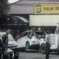 Suasana pascapenyerangan di Polsek Ciracas, Jakarta, Sabtu (29/8/2020). Polsek Ciracas  diserang oleh sejumlah orang tak dikenal pada Sabtu (29/8) dini hari. (Liputan6.com/Faizal Fanani)